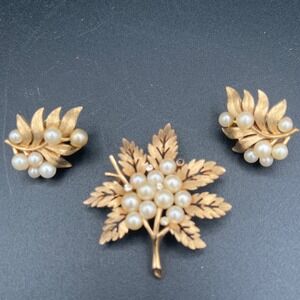Vtg Crown Trifari Gold Tone Leaves Branch Faux Pearl Rhinestones Brooch set 60s